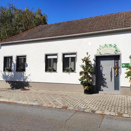 Villa Zur Weinlaube à Mönchhof Extérieur photo